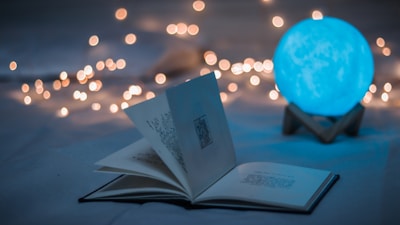 悬疑剧集《迷雾庄园》宣传图 - 古老庄园内神秘走廊与阴影